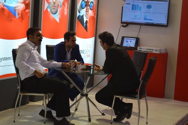 علیرضا پویافر:گزارش اختصاصی یازدهمین نمایشگاه فناوری اطلاعات استان یزد: گفتگوهای کامیتکسی(7) علیرضا پویافر:گزارش اختصاصی یازدهمین نمایشگاه فناوری اطلاعات استان یزد: گفتگوهای کامیتکسی(7)