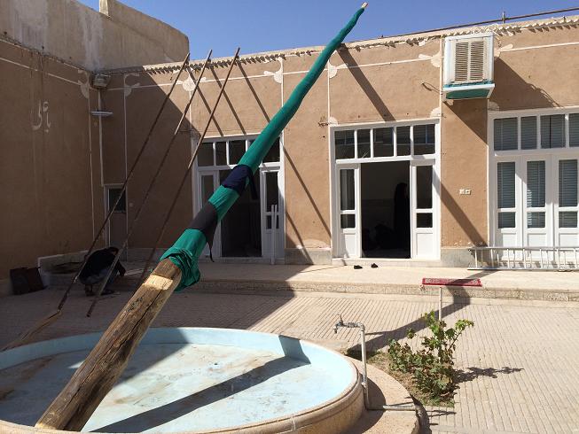 علیرضا پویافر  گزارش تصویری: برافراشتن پوشش امام حسینی خانه مرتاضیه بیش از پنجاه سال