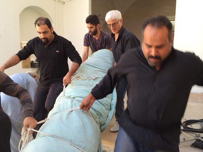 علیرضا پویافر  گزارش تصویری: برافراشتن پوشش امام حسینی خانه مرتاضیه بیش از پنجاه سال