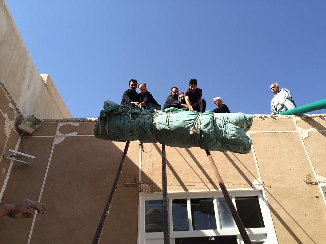 علیرضا پویافر  گزارش تصویری: برافراشتن پوشش امام حسینی خانه مرتاضیه بیش از پنجاه سال