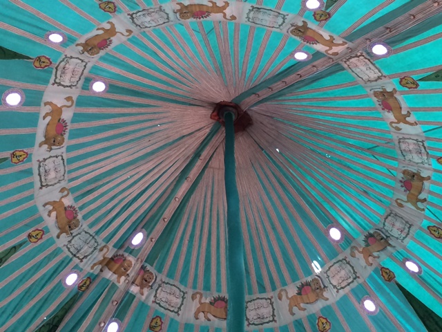 علیرضا پویافر  گزارش تصویری: برافراشتن پوشش امام حسینی خانه مرتاضیه بیش از پنجاه سال