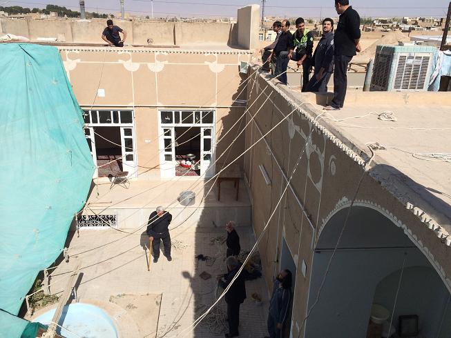 علیرضا پویافر  گزارش تصویری: برافراشتن پوشش امام حسینی خانه مرتاضیه بیش از پنجاه سال