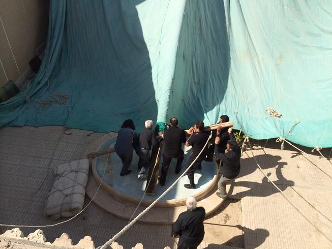 علیرضا پویافر  گزارش تصویری: برافراشتن پوشش امام حسینی خانه مرتاضیه بیش از پنجاه سال