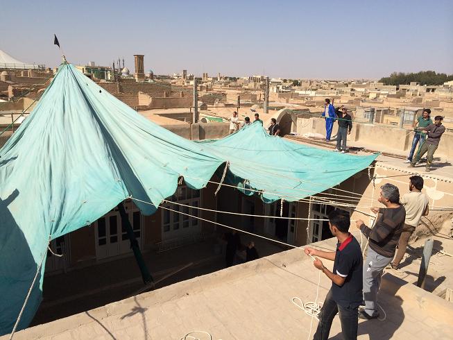 علیرضا پویافر  گزارش تصویری: برافراشتن پوشش امام حسینی خانه مرتاضیه بیش از پنجاه سال