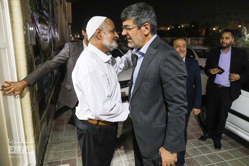 حضور استاندار یزد و هیئت همراه در منزل حاج حسین جلالی و بازدید از پایگاه خبری یزدفردا