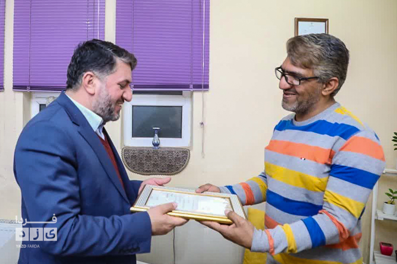 دیدار استاندار یزد با « مجید دهقانی زاده » عکاس پایگاه خبری یزدفردا و خبرگزاری مهر