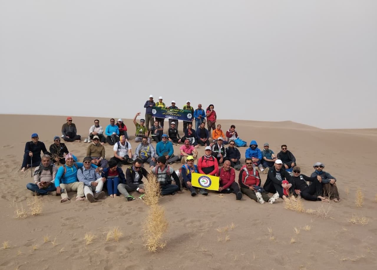 ریگ‌های گرم کویر اردکان، زیر پای کارگران