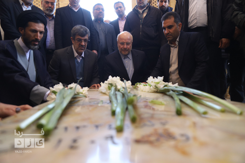 ادای احترام دکتر قالیباف و استاندار یزد به شهدای والامقام و آیت‌الله خاتمی در گلزار شهدای اردکان