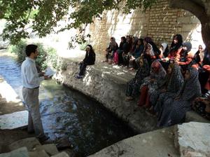 گزارش یک روز فعالیت کتاب‌خانه‌ سیار روستایی تفت و مهریز در روستای مدوار+گزارش تصویری 