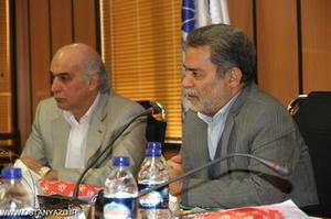 رقابتي كردن توليد محصولات در داخل و خارج كشور عامل تاثير گذار در روند اجرايي شدن اقتصاد مقاومتي است